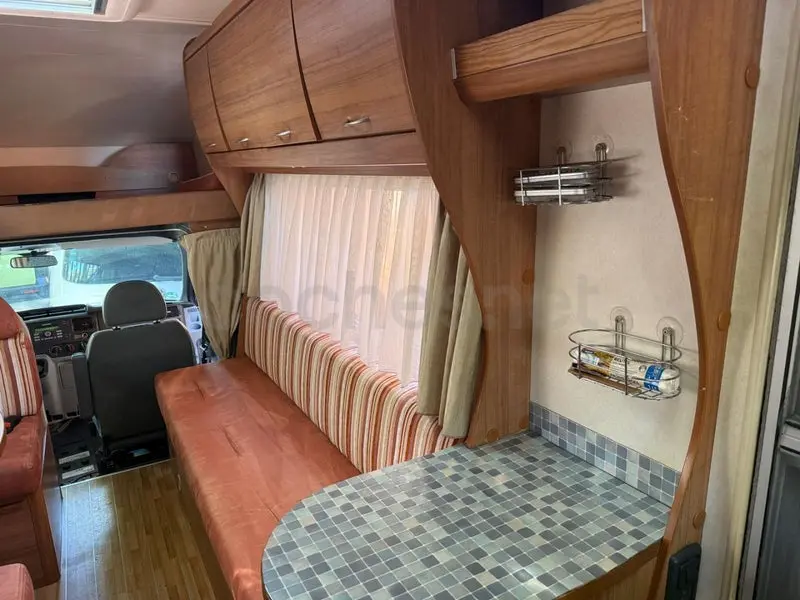 Autocaravana capuchina Eura Mobil sobre Ford Transit — foto 6