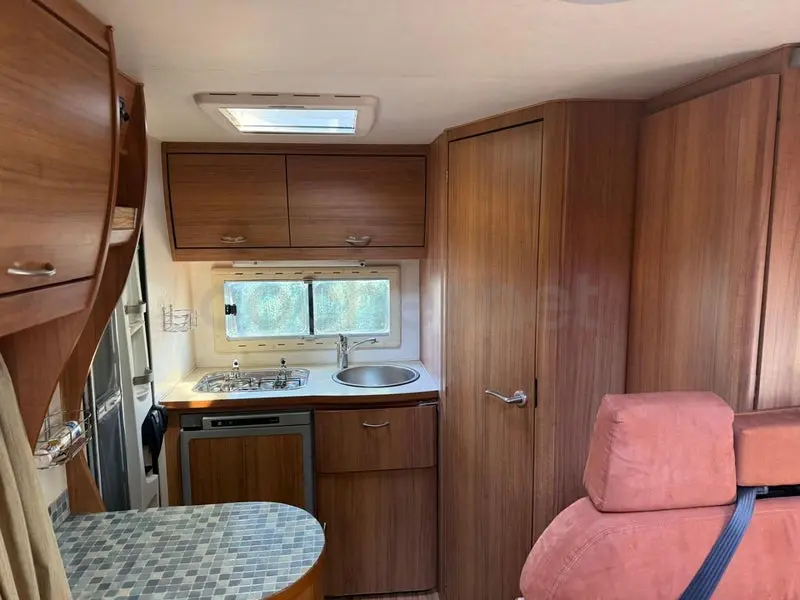Autocaravana capuchina Eura Mobil sobre Ford Transit — foto 9