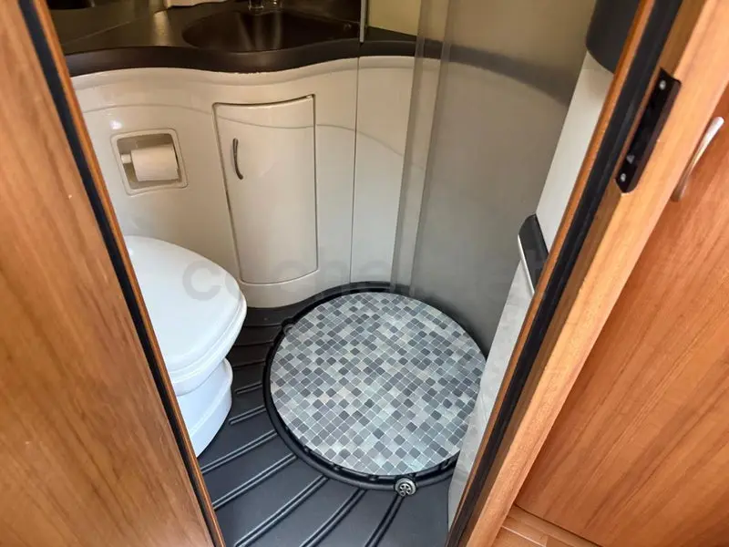 Autocaravana capuchina Eura Mobil sobre Ford Transit — foto 11