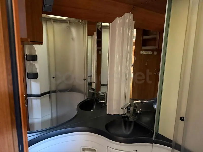 Autocaravana capuchina Eura Mobil sobre Ford Transit — foto 12