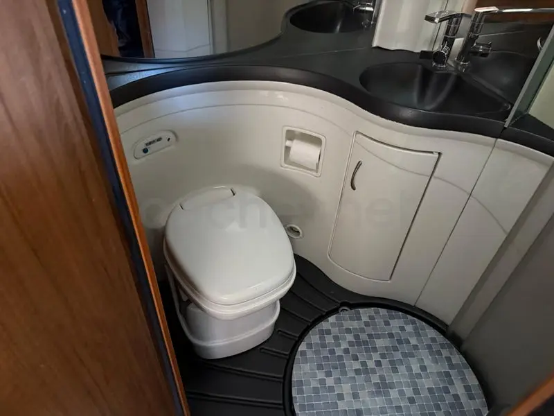 Autocaravana capuchina Eura Mobil sobre Ford Transit — foto 15