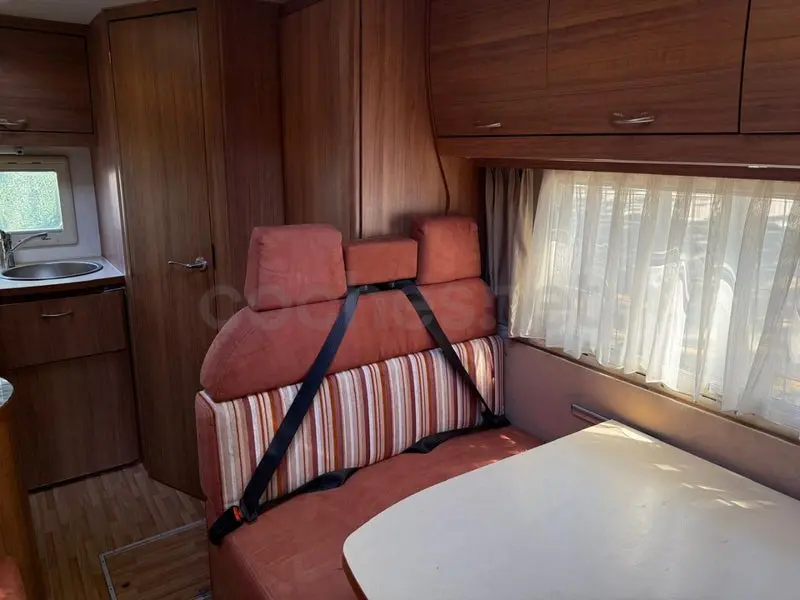 Autocaravana capuchina Eura Mobil sobre Ford Transit — foto 21