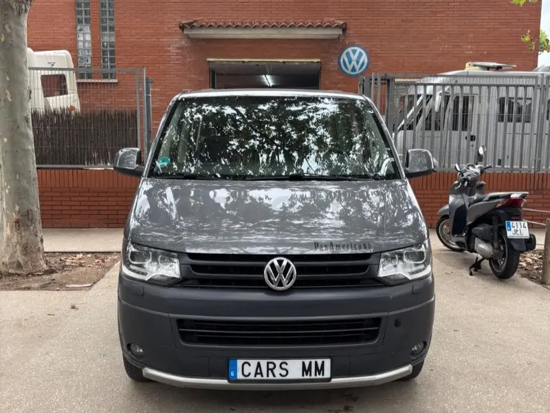 Volkswagen Multivan Highline 4Motion gris, vista frontal